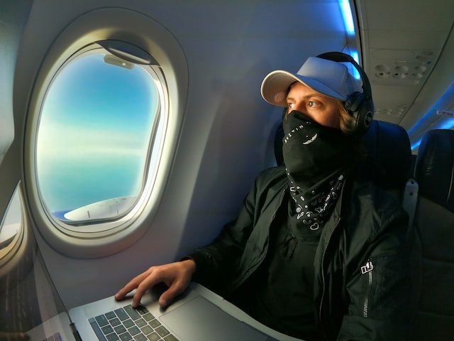 Digital nomad prennant l'avion